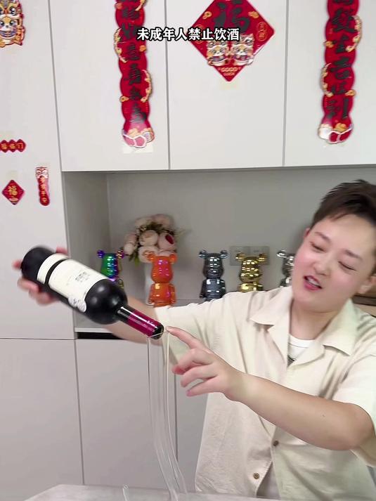 来品尝一下我们这款口感层次感都非常丰富的法国原瓶进口红酒吧