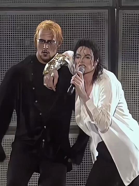 金毛狮王谢逊给 迈克尔杰克逊 伴舞是真的吗?