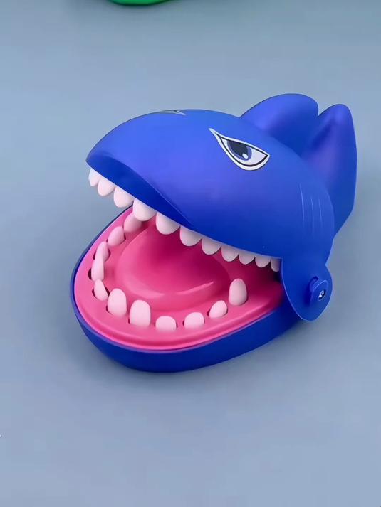 惊险整蛊必备！咬手指小鳄鱼恐龙款，男孩按牙鲨鱼咬手