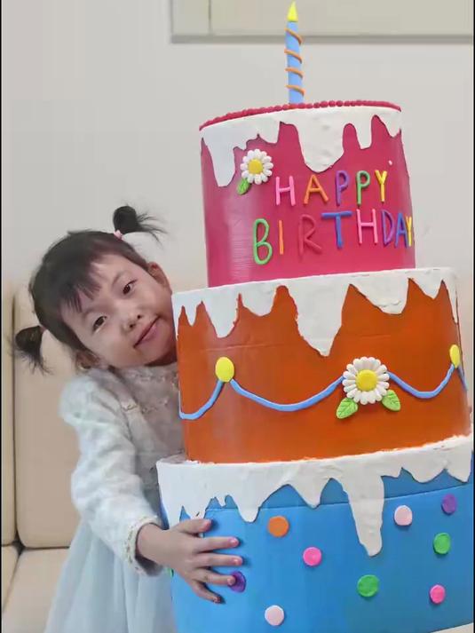 用纸箱给女儿做个生日蛋糕，做好成就感满满，拍照超出