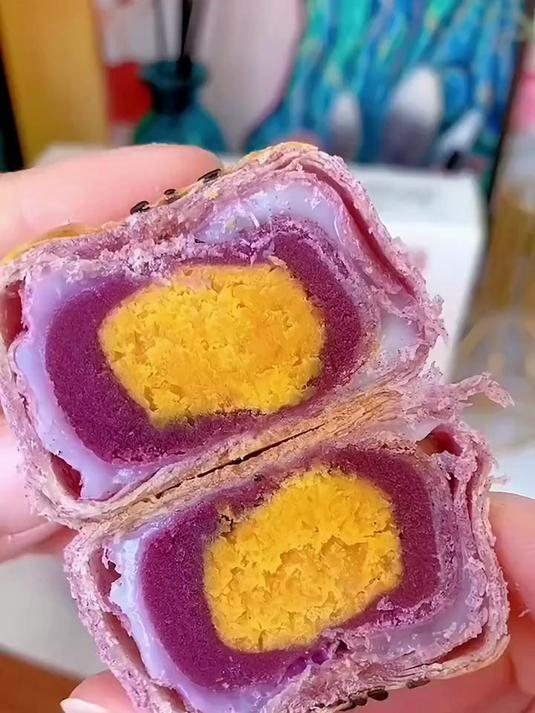 这个蛋黄酥真的很好吃,独立包装,里面有紫薯,蛋黄,肉松