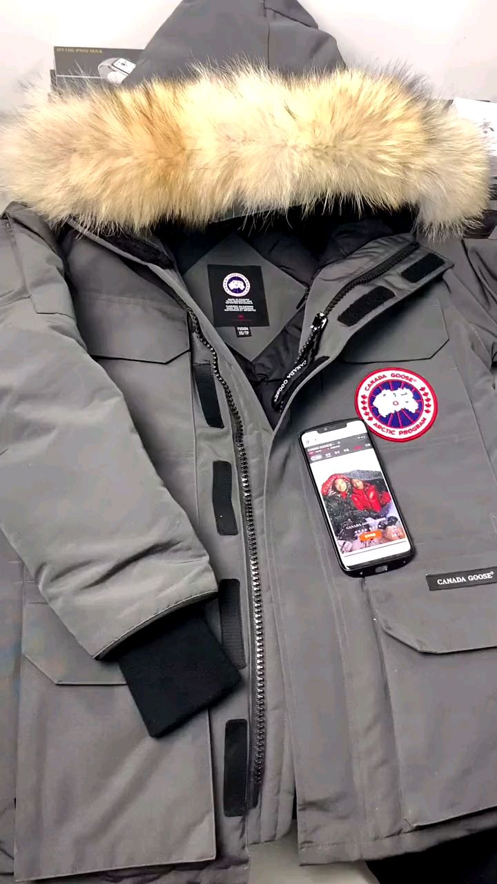 正确的石墨灰大鹅羽绒服