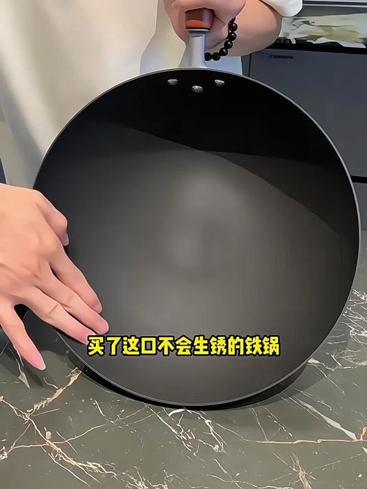 苏泊尔无涂层铁锅:一体成型,传热均匀,爆炒焖炖皆拿手