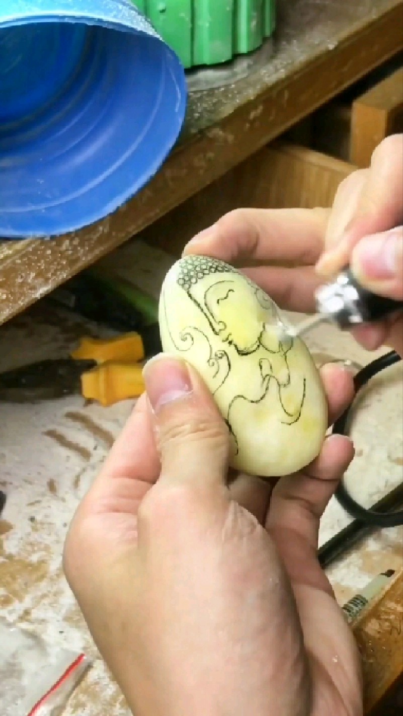 琥珀蜜蜡雕刻师的一天。