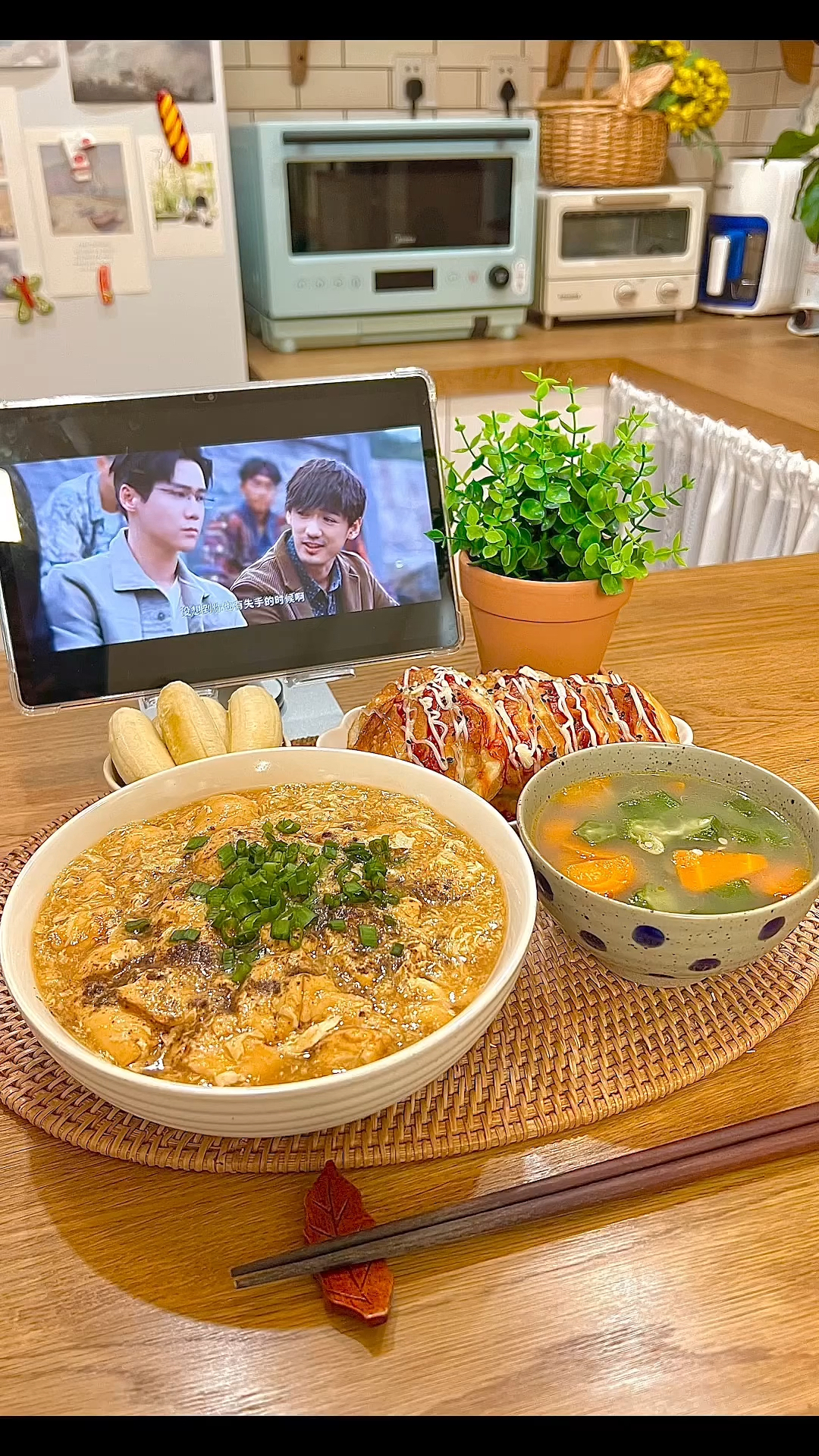 一人食:今天吃鸡蛋豆腐面,芝士茄子饺子饼,秋葵萝卜汤