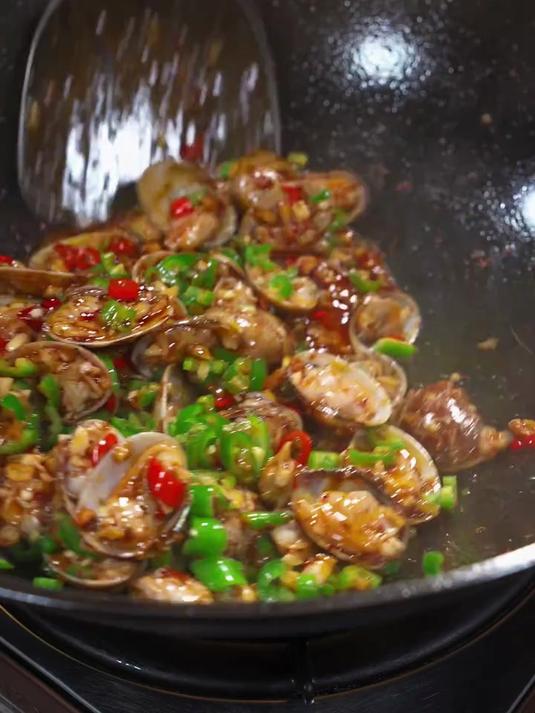 下次花甲买回来，就这样做个香辣紫苏炒花甲，香辣入味