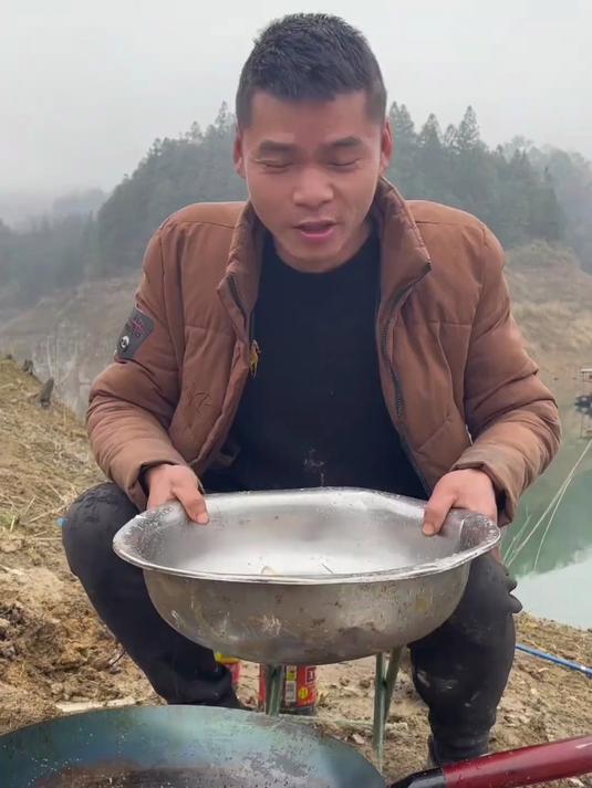 野外生活第五天，昨天收获了好多鱼，今天就拿来做红烧鱼吃吧