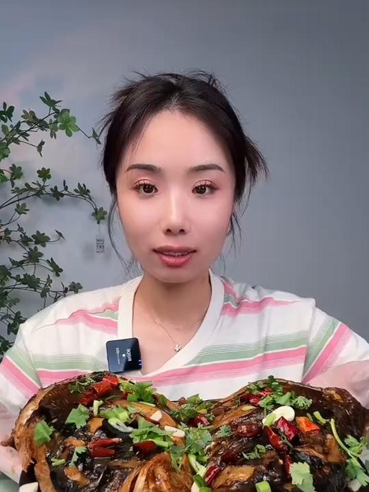 花莲大鱼头霸气来袭炖煮讲究满满鲜味好吃到飞起