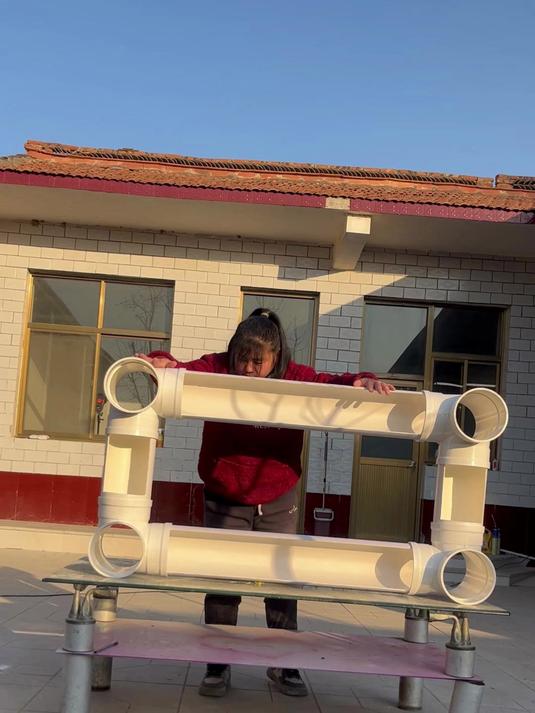 农村90后宝妈用水管打造出一个超有创意的茶几