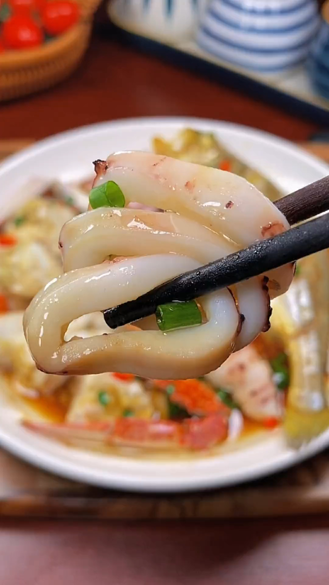 给家人做一道海鲜拼盘,简简单单的一个清蒸葱油菜搭配上白灼汁调味,太鲜美了