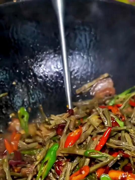 干豆角炒腊肉！腊肉咸香渗进豆角里，干香混着肉香