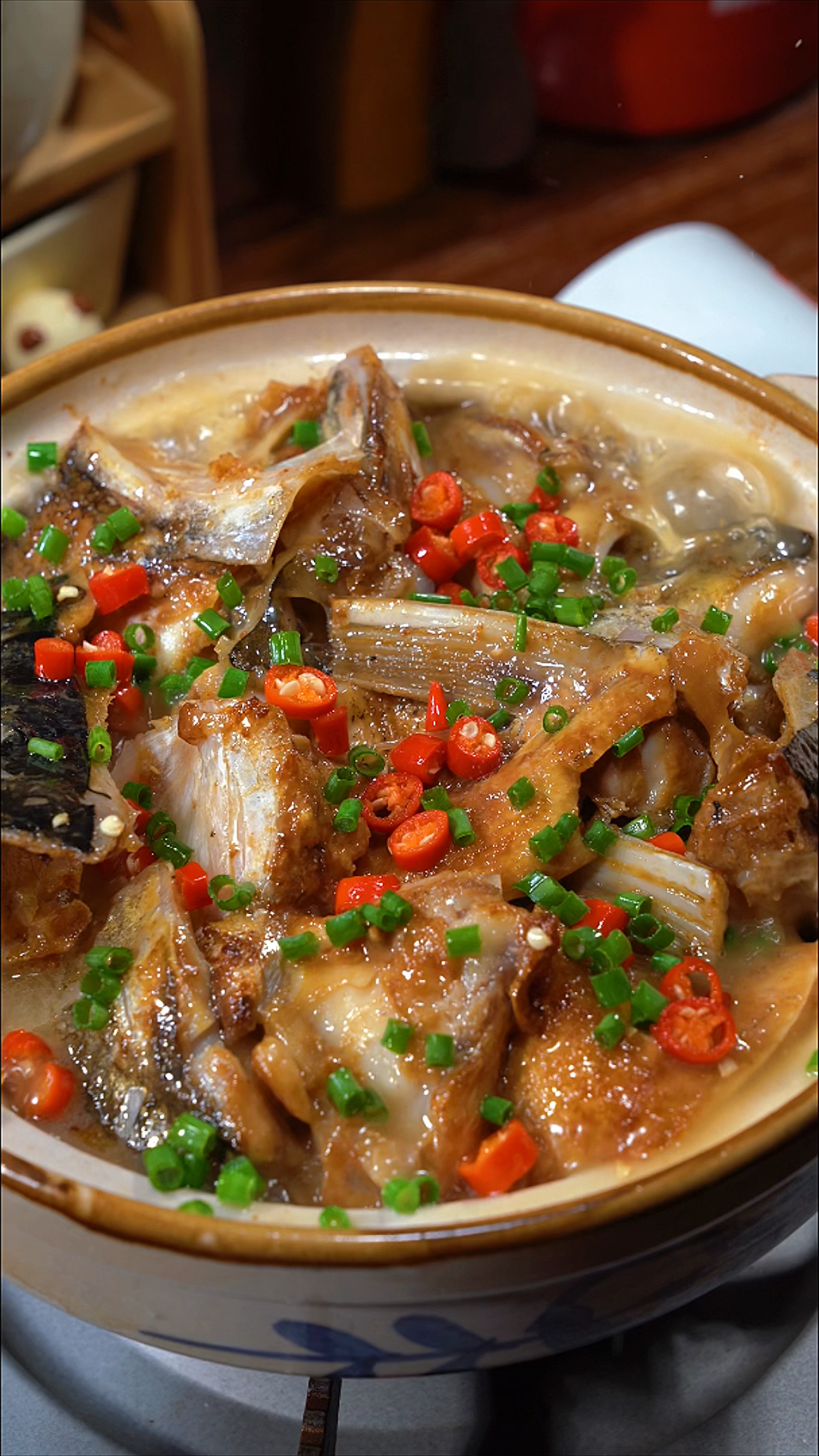 每次去广式餐厅,我都要点这道姜葱五花肉鱼头豆腐煲,做法简单,鲜香美味又下饭
