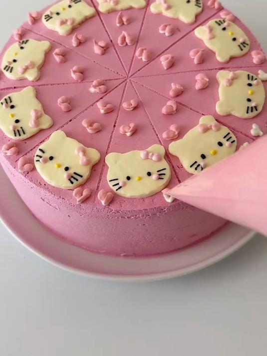 用杨梅给好朋友做了个kitty生日蛋糕