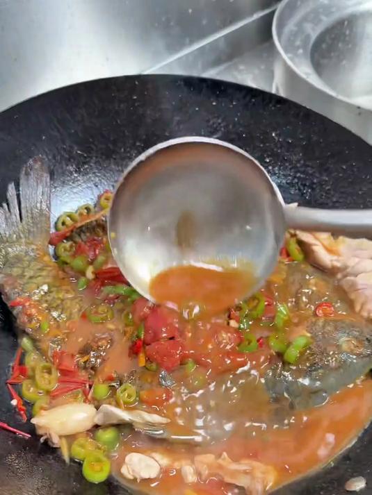 今天给大家分享一道我们广西的特色江湖菜，啤酒鱼