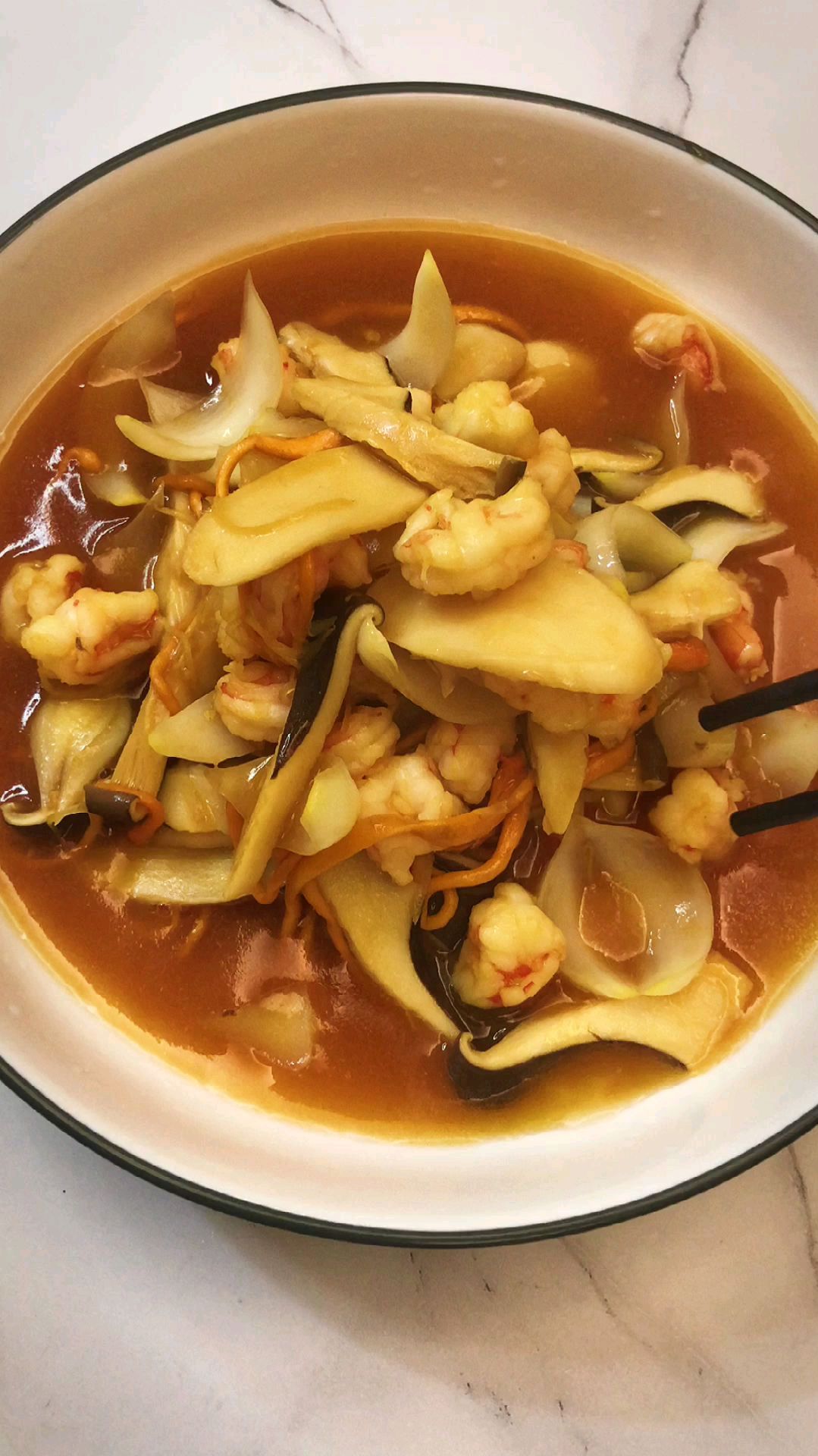 虾嫩滑爽口,配上猪肚菇百合虫草花,味道非常鲜美