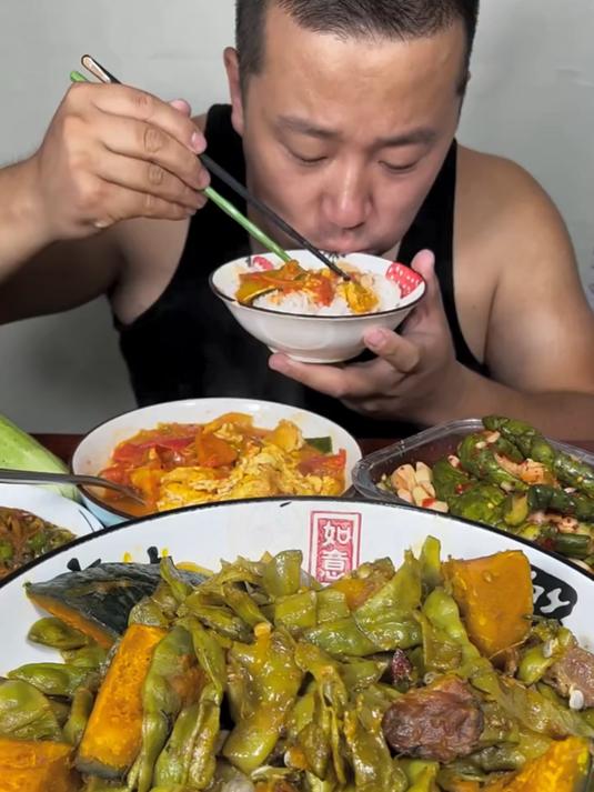 东北的小乱炖豆角炖窝瓜，东北的油豆角和嘎嘎面滴窝瓜嘎嘎好吃啊！！！