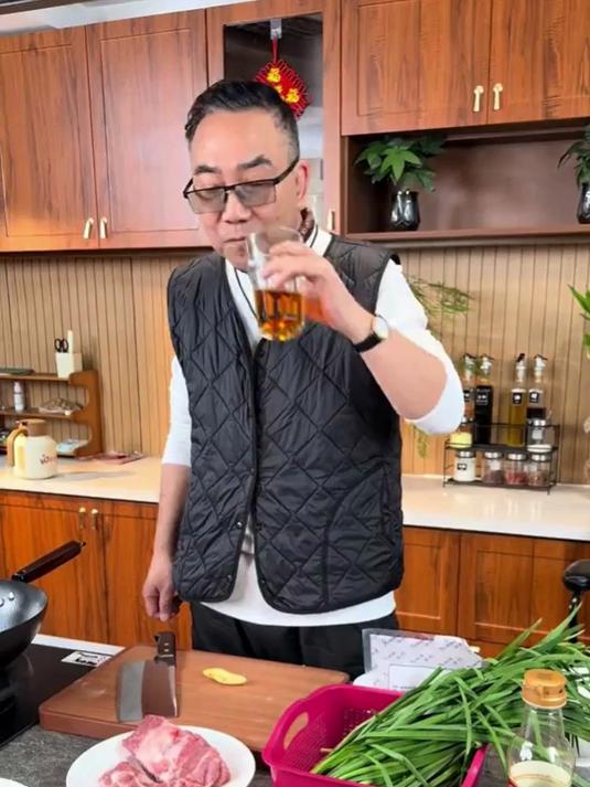“海河战神”杨议下厨做美食：猪肉炒韭菜，色香味俱全，真香