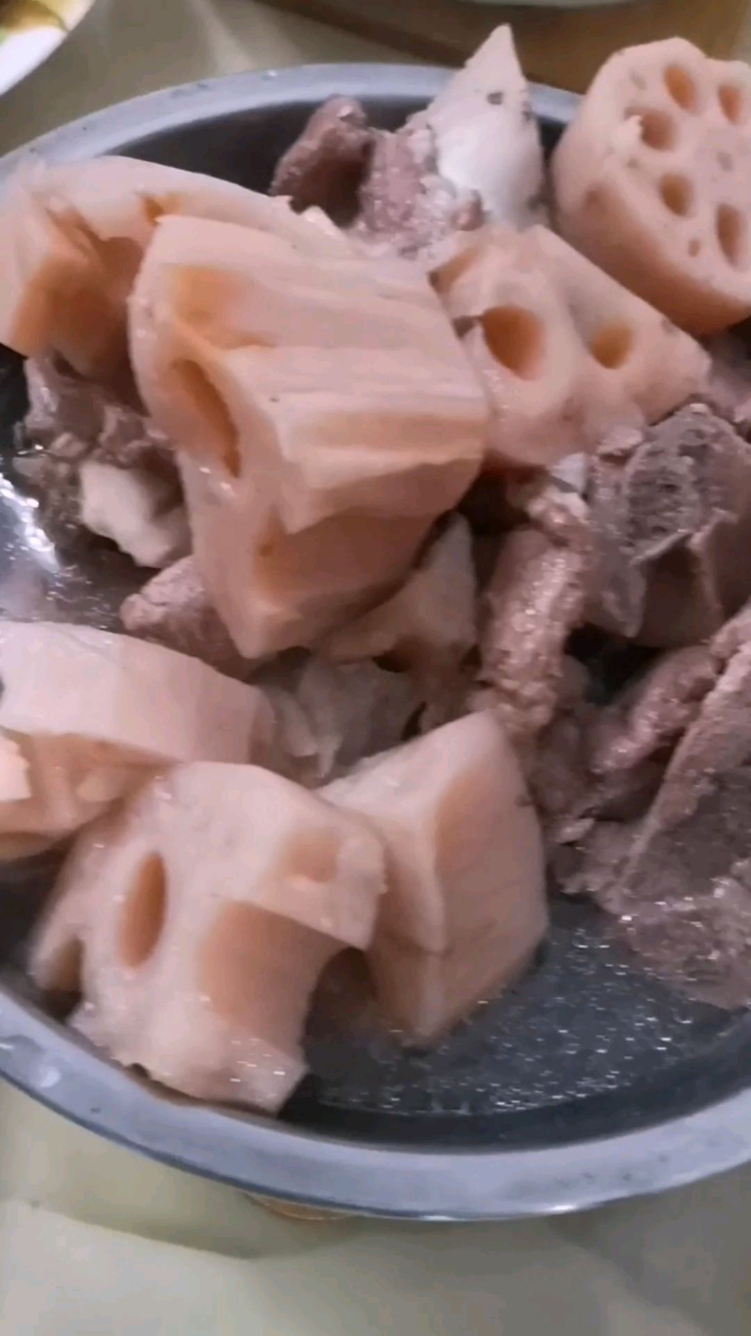 莲藕大骨汤,补补骨胶原和钙质,土豆丝炒芹菜,香!