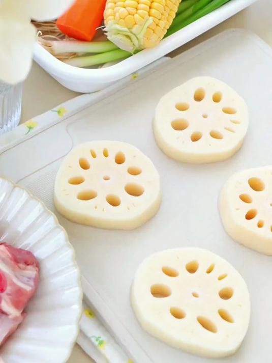 好看又温暖的莲藕排骨汤