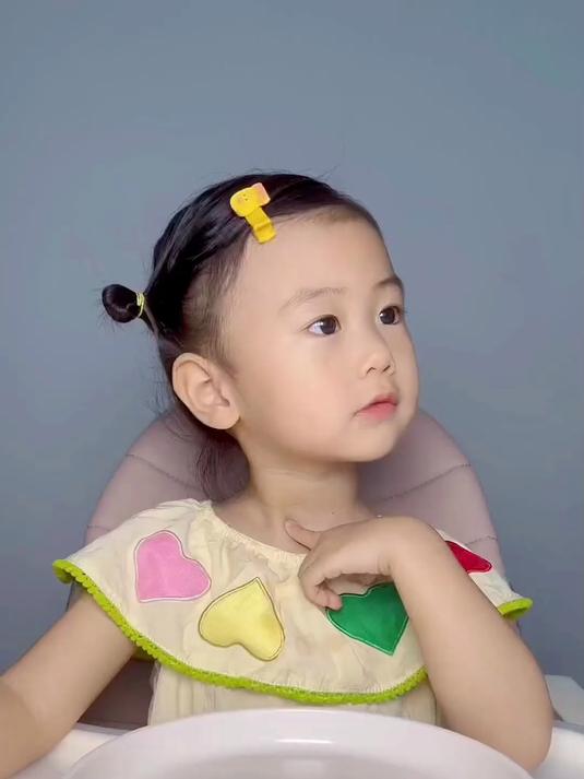 她说帮妈妈尝尝菜煮熟了没有，我觉得她人挺好的