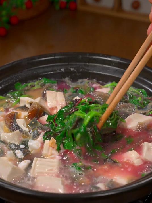 汤鲜味美的苋菜皮蛋豆腐汤