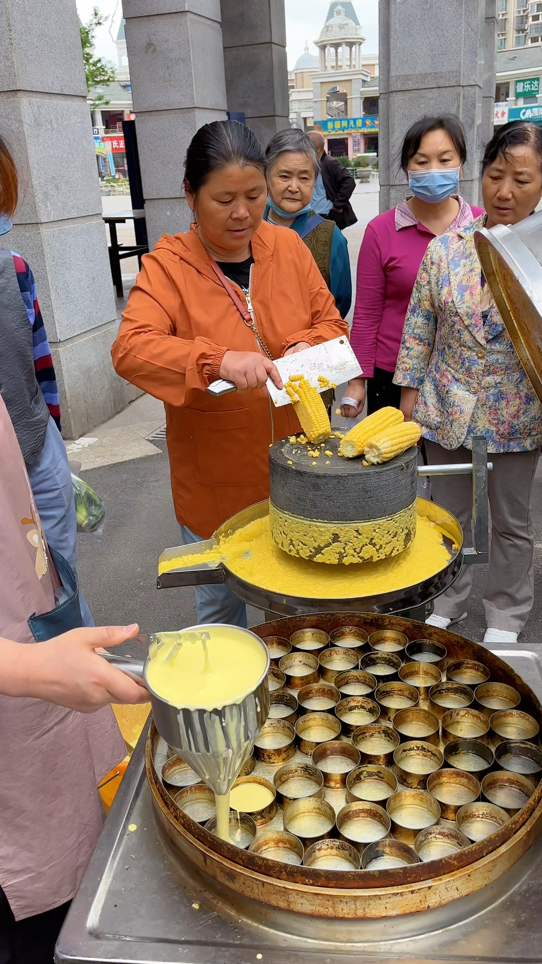 经常都在排队,人气超高的街头石磨黄金玉米饼,地道传统美食