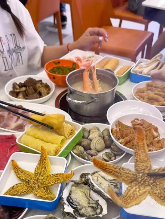 在重庆吃到自选式海鲜火锅啦,菜品种类多