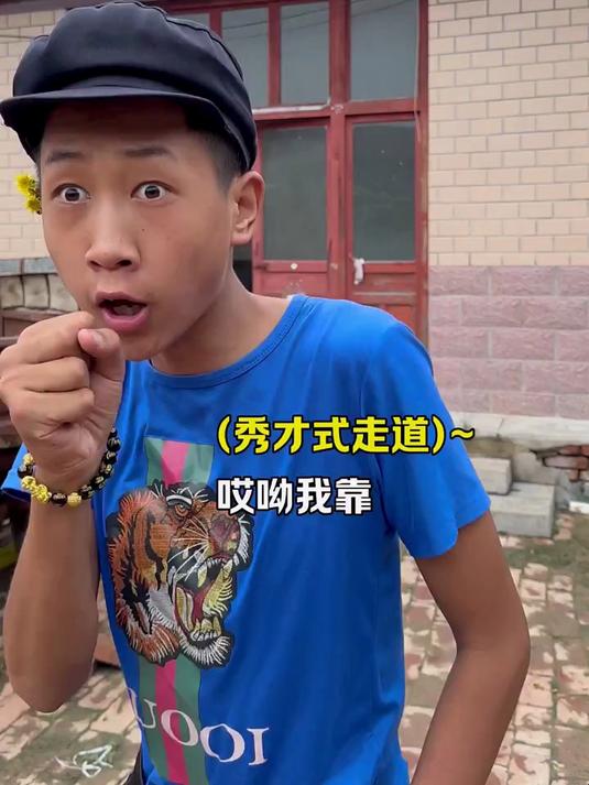 当我在学校门口买驴肉火烧碰到精神小伙时?一人分饰多角
