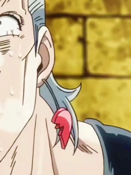 男人想要向队友暗示身后有敌人