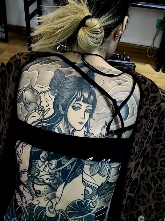 非常社会的小姐姐,纹身霸气满背,全程6个小时真能忍