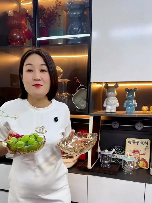 就十几块买到了2只大号的沙拉碗,棱格的设计搭配,好看又实用