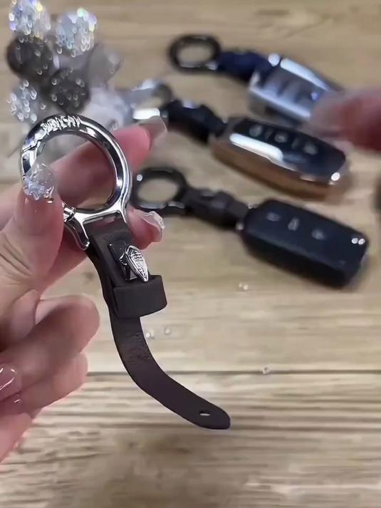 汽车钥匙扣皮质多功能挂扣挂件皮带钥匙挂车用防丢钥匙挂饰!