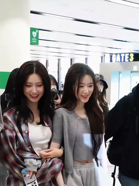 赵美延的素颜机场街拍,简约而不失时尚感!赵美延