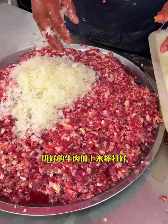 新疆街头牛肉馕坑烤包子 皮薄馅大这一口满满的肉