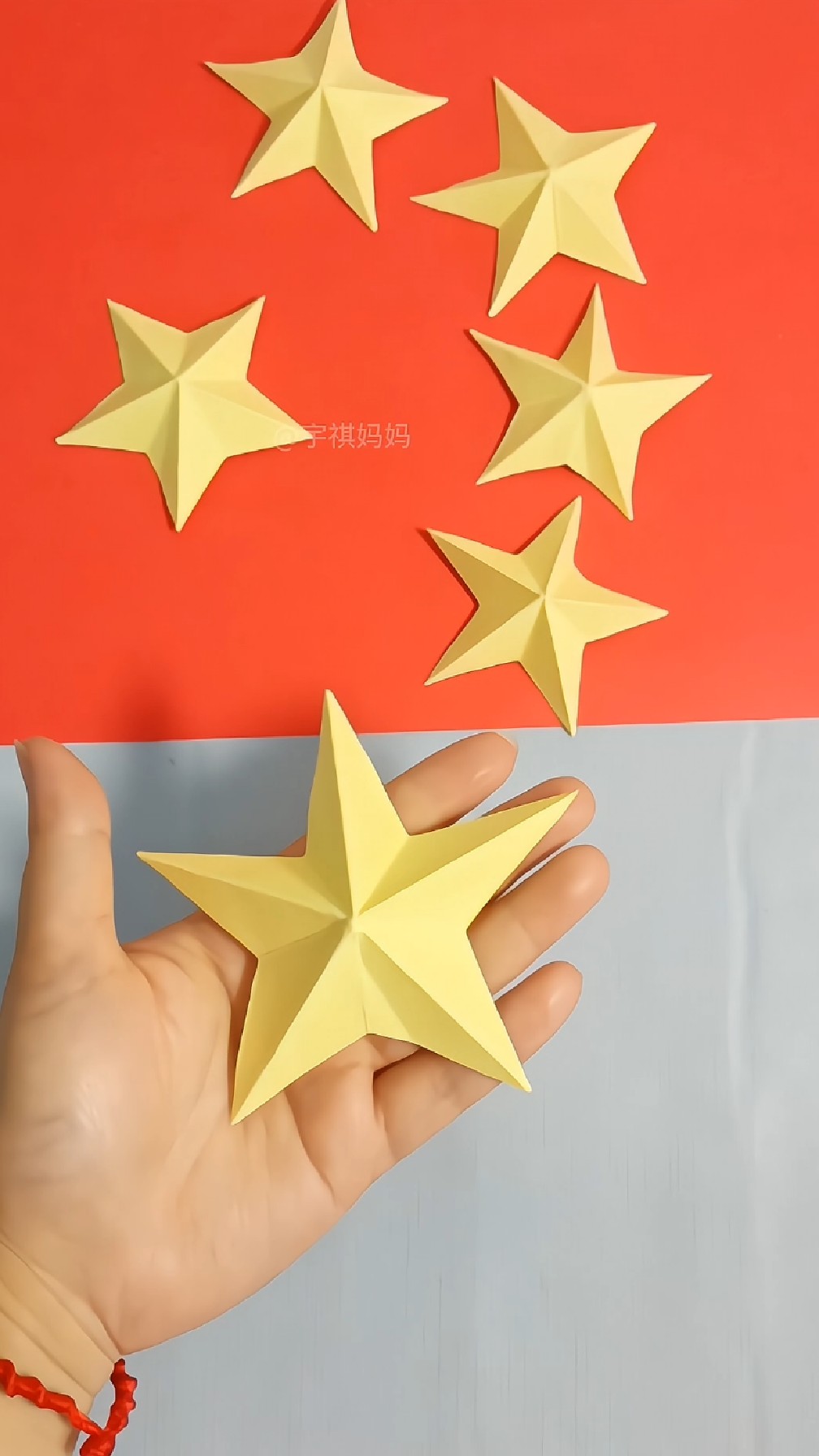 简单立体的五角星教程来咯。正方形折纸一张,大小都可以