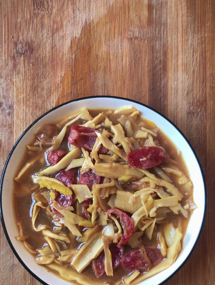 干竹笋怎么做才好吃简单,分享一道干竹笋炒腊肠