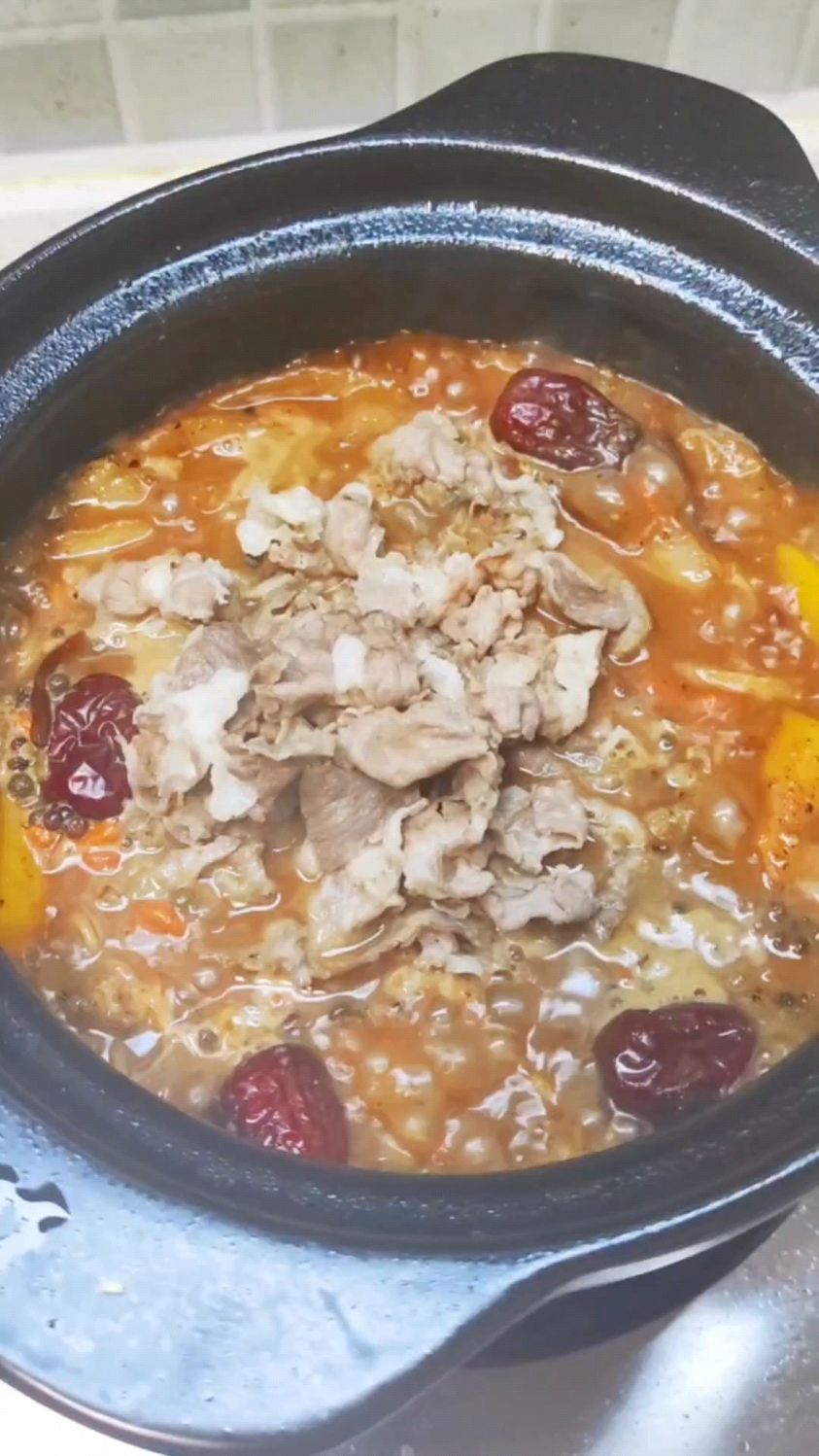 牛羊肉酸菜砂锅,牛羊肉和酸菜的结合,酸鲜入味,扑鼻飘香,很开胃很下饭。
