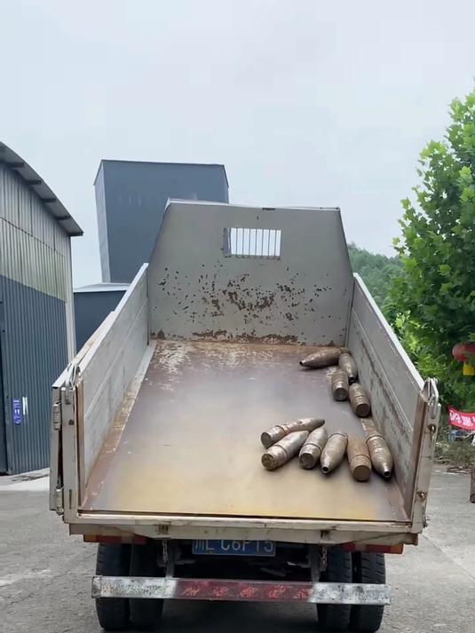 今天收到300多斤的金门炮弹钢，用它们来锻打一批斩切两用刀