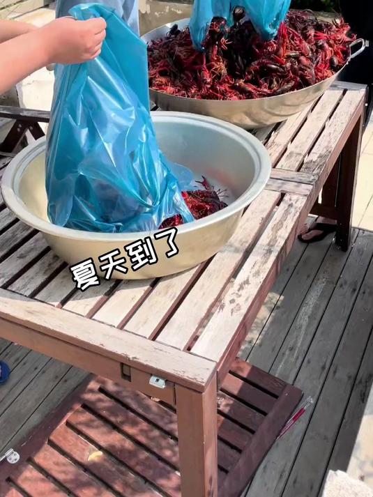 我最近好奇，小龙虾肉做成丸子能好吃吗？买了60斤今天在家试试