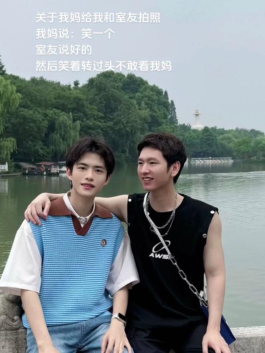 我妈又来给我和室友拍照了