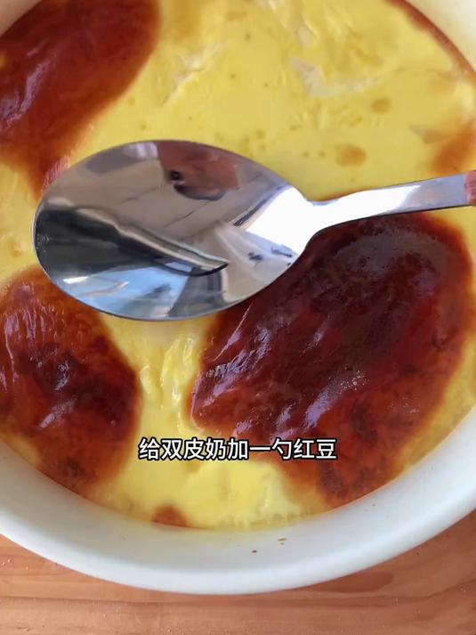 两盒牛奶两个鸡蛋就可以做出两份甜品美食自己动手做