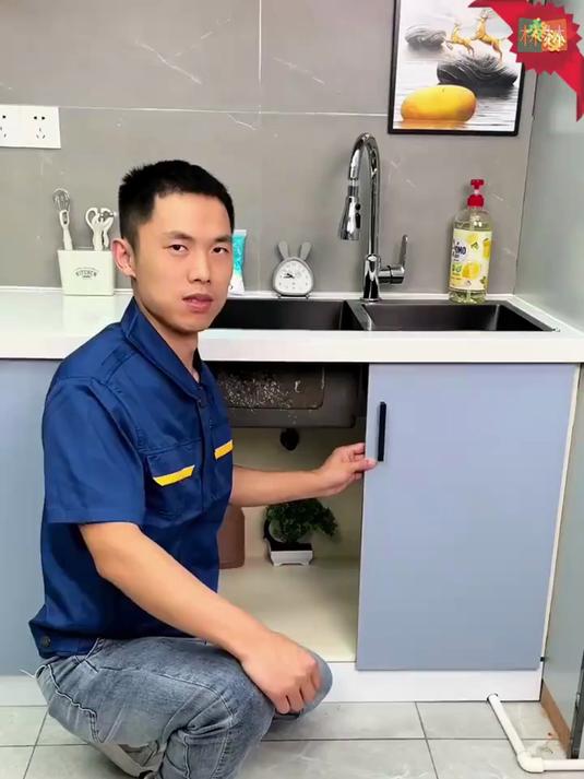 厨房的下水管千万不要直接插进下水管道里了 不仅会反水还会反臭