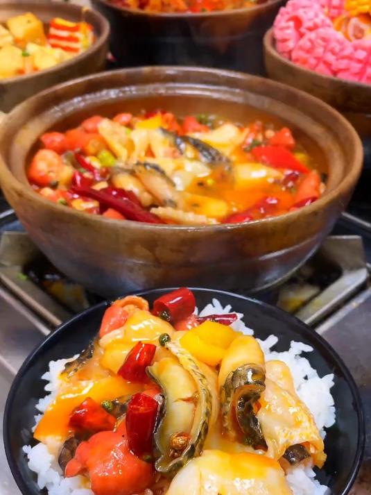 新派砂锅菜,肥肠鱼片,一天300锅