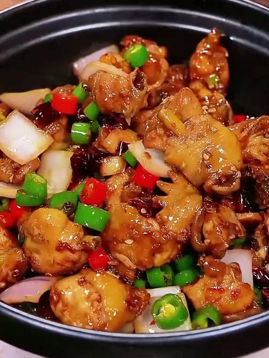 干锅鸡大家都爱吃，但是很多人不会做，你看完我这个视频，不仅会做干锅鸡，其他的干锅菜你也都会