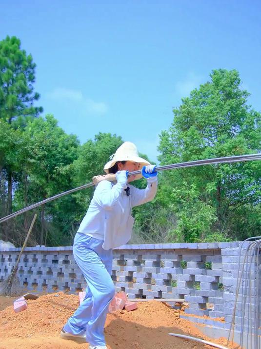 这两天把假山底座做好了，鱼池做了双层保护，应该不会漏水了
