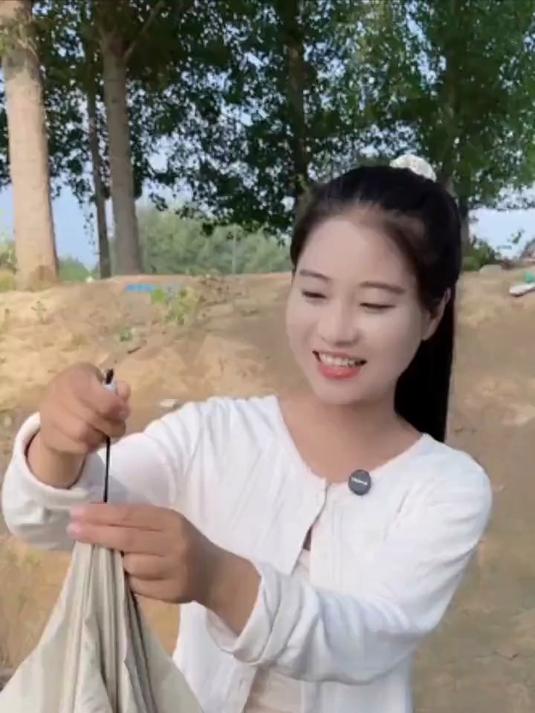 雨伞帽 户外钓鱼、干活的时候，这款雨伞帽既可以挡雨还可以遮光