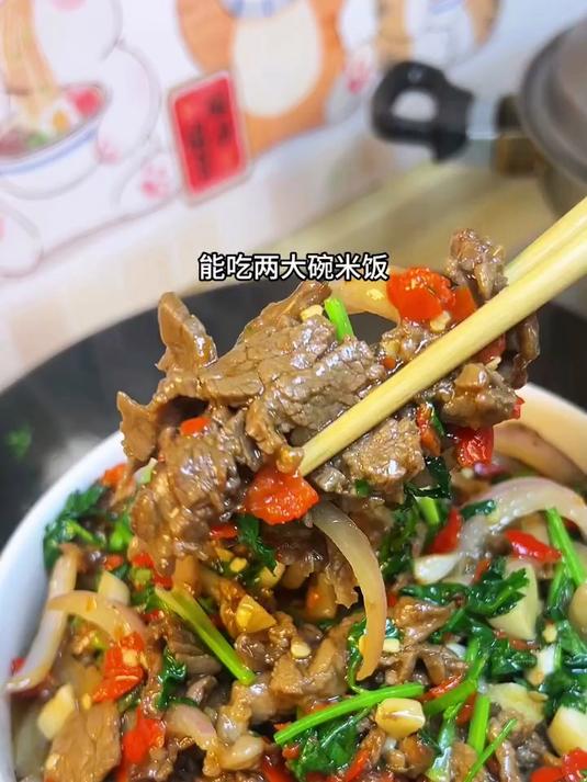 牛肉还是得加点小米辣炒才最哇塞巨巨巨下饭