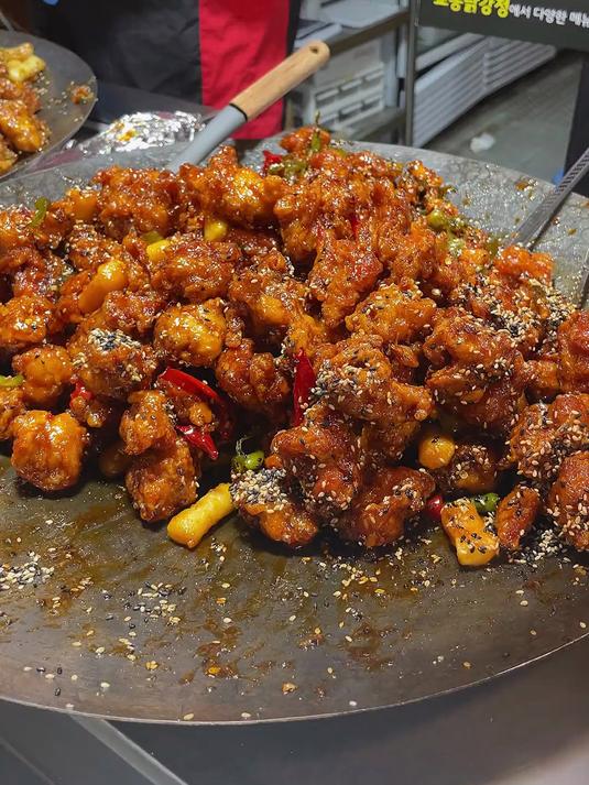 韩国街头美食,一个月能卖100吨的炸鸡?去韩国传统市场一探究竟