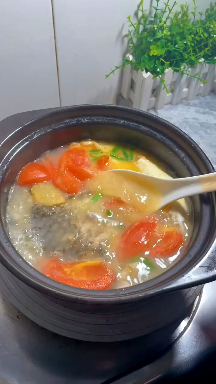 天气转凉,汤是必不可少的,今天做了番茄鲫鱼汤!