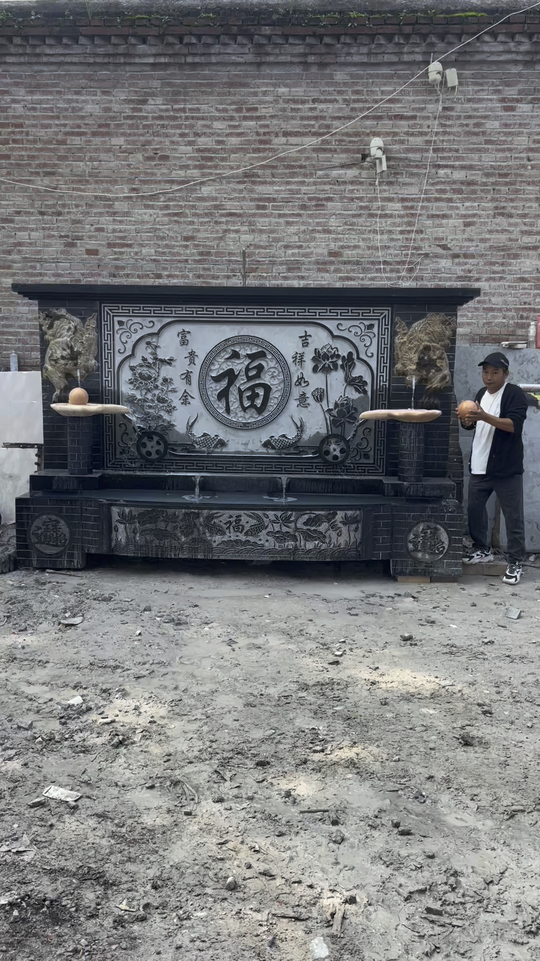 石雕流水景观,青石流水摆件鱼缸水池,庭院别墅摆放流水鱼池